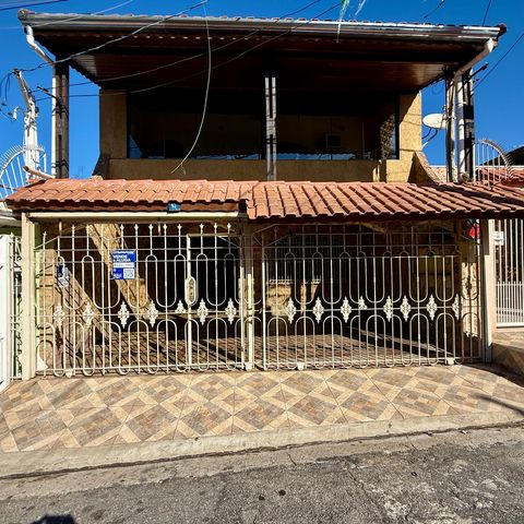 Casa à venda com 300m², 3 quartos e 3 vagas Casa à venda com 300m², 3 quartos e 3 vagasFachada