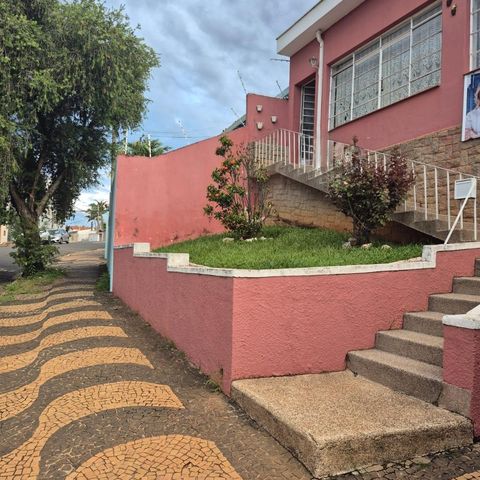 Casa à venda com 355m², 6 quartos e sem vaga Casa à venda com 355m², 6 quartos e sem vagaFachada