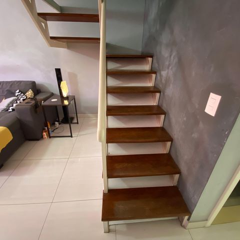 Casa à venda com 75m², 2 quartos e 1 vaga Casa à venda com 75m², 2 quartos e 1 vagaEscada Segundo Andar