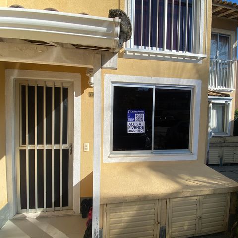 Casa à venda com 75m², 2 quartos e 1 vaga Casa à venda com 75m², 2 quartos e 1 vagaFachada