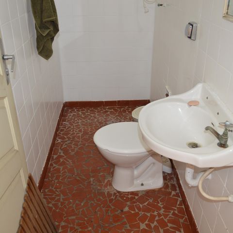 Casa de condomínio à venda com 110m², 3 quartos e 2 vagasBanheiro de Serviço