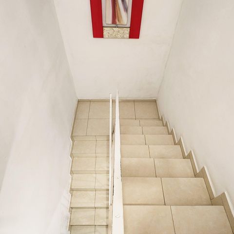 Casa à venda com 122m², 2 quartos e 1 vaga Casa à venda com 122m², 2 quartos e 1 vagaEscada