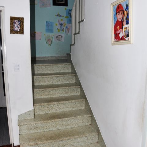 Casa à venda com 199m², 3 quartos e 4 vagas Casa à venda com 199m², 3 quartos e 4 vagasEscada para os Quartos