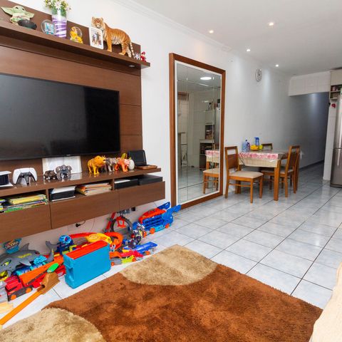 Casa à venda com 142m², 2 quartos e 2 vagas Casa à venda com 142m², 2 quartos e 2 vagasSala