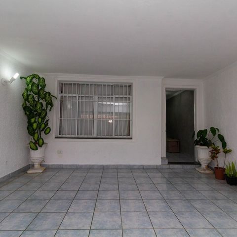 Casa à venda com 142m², 2 quartos e 2 vagas Casa à venda com 142m², 2 quartos e 2 vagasGaragem