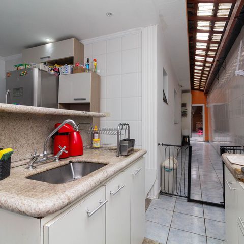 Casa à venda com 142m², 2 quartos e 2 vagas Casa à venda com 142m², 2 quartos e 2 vagasCozinha