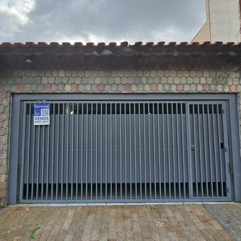 Casa à venda com 142m², 2 quartos e 2 vagas Casa à venda com 142m², 2 quartos e 2 vagasFachada