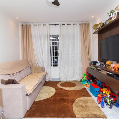 Casa à venda com 142m², 2 quartos e 2 vagas Casa à venda com 142m², 2 quartos e 2 vagasSala