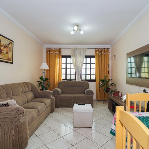 Casa à venda com 143m², 4 quartos e 2 vagas Casa à venda com 143m², 4 quartos e 2 vagasSala