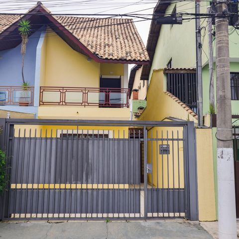 Casa à venda com 143m², 4 quartos e 2 vagas Casa à venda com 143m², 4 quartos e 2 vagasFachada