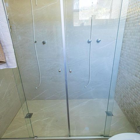 Casa à venda com 2000m², 4 quartos e 4 vagas Casa à venda com 2000m², 4 quartos e 4 vagasSuíte Banheiro