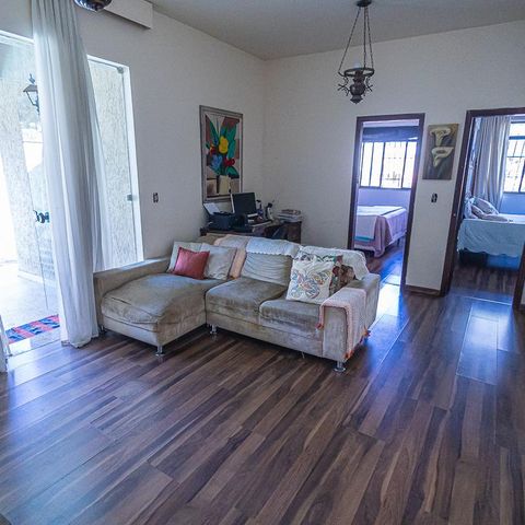 Casa à venda com 2000m², 4 quartos e 4 vagas Casa à venda com 2000m², 4 quartos e 4 vagasSala