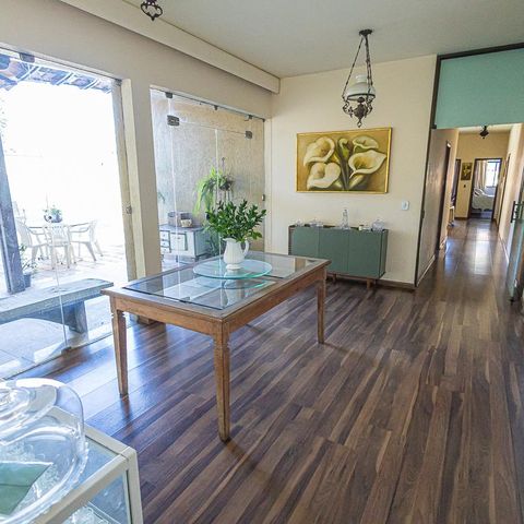 Casa à venda com 2000m², 4 quartos e 4 vagas Casa à venda com 2000m², 4 quartos e 4 vagasHall