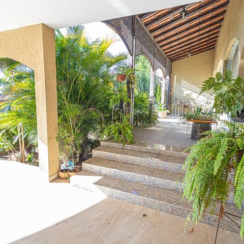 Casa à venda com 2000m², 4 quartos e 4 vagas Casa à venda com 2000m², 4 quartos e 4 vagasQuintal