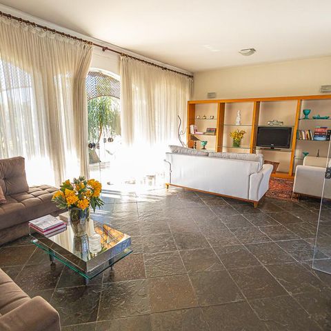 Casa à venda com 2000m², 4 quartos e 4 vagas Casa à venda com 2000m², 4 quartos e 4 vagasSala