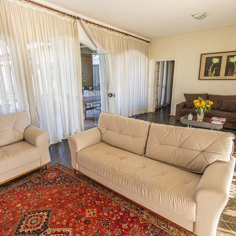 Casa à venda com 2000m², 4 quartos e 4 vagas Casa à venda com 2000m², 4 quartos e 4 vagasSala