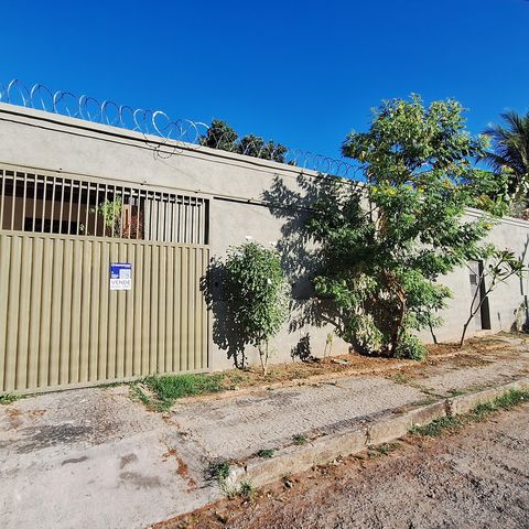 Casa à venda com 2000m², 4 quartos e 4 vagas Casa à venda com 2000m², 4 quartos e 4 vagasFachada