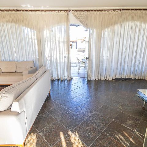 Casa à venda com 2000m², 4 quartos e 4 vagas Casa à venda com 2000m², 4 quartos e 4 vagasSala