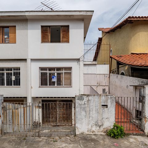 Casa à venda com 168m², 3 quartos e 4 vagas Casa à venda com 168m², 3 quartos e 4 vagasFachada