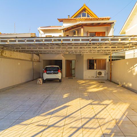 Casa à venda com 220m², 3 quartos e 5 vagas Casa à venda com 220m², 3 quartos e 5 vagasFachada