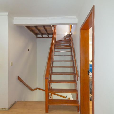 Casa à venda com 220m², 3 quartos e 5 vagas Casa à venda com 220m², 3 quartos e 5 vagasEscada pro sótão