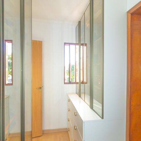 Casa à venda com 220m², 3 quartos e 5 vagas Casa à venda com 220m², 3 quartos e 5 vagasCloset da suíte