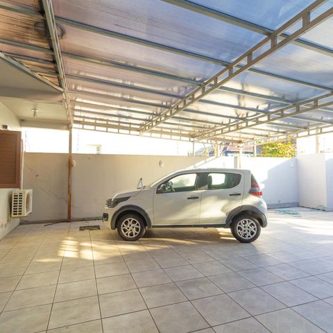 Casa à venda com 220m², 3 quartos e 5 vagas Casa à venda com 220m², 3 quartos e 5 vagasGaragem
