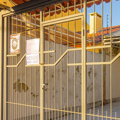 Casa à venda com 220m², 3 quartos e 5 vagas Casa à venda com 220m², 3 quartos e 5 vagasPlaca instalada