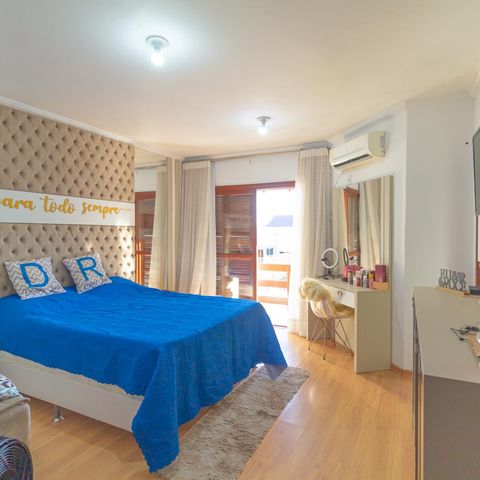 Casa à venda com 220m², 3 quartos e 5 vagas Casa à venda com 220m², 3 quartos e 5 vagasSuíte