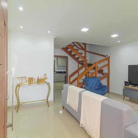 Casa à venda com 220m², 3 quartos e 5 vagas Casa à venda com 220m², 3 quartos e 5 vagasSala