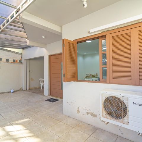 Casa à venda com 220m², 3 quartos e 5 vagas Casa à venda com 220m², 3 quartos e 5 vagasFachada