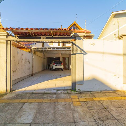 Casa à venda com 220m², 3 quartos e 5 vagas Casa à venda com 220m², 3 quartos e 5 vagasGaragem