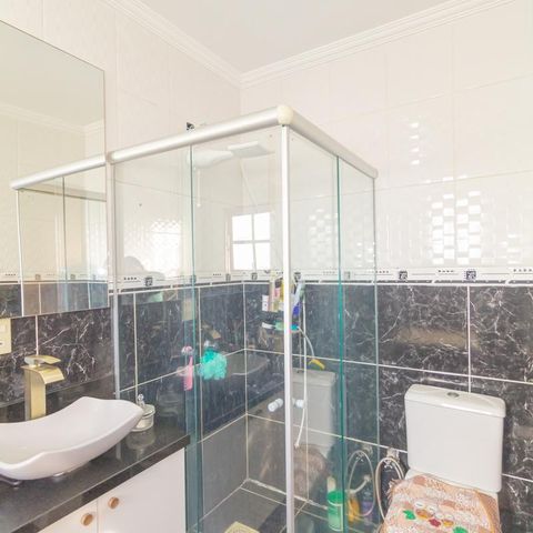 Casa à venda com 220m², 3 quartos e 5 vagas Casa à venda com 220m², 3 quartos e 5 vagasBanheiro da Suíte