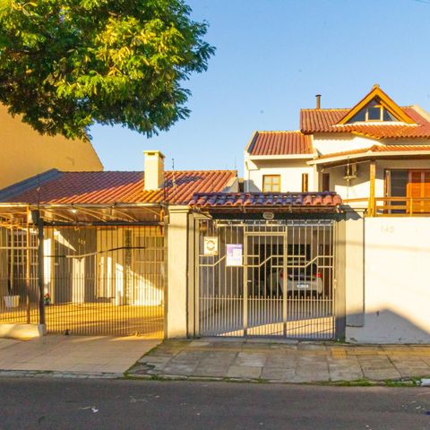 Casa à venda com 220m², 3 quartos e 5 vagas Casa à venda com 220m², 3 quartos e 5 vagasFachada vista da Rua