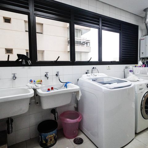 Apartamento à venda com 221m², 4 quartos e 4 vagas Apartamento à venda com 221m², 4 quartos e 4 vagasÁrea de Serviço
