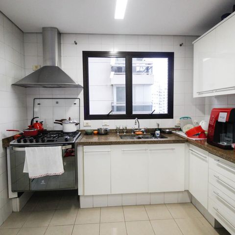 Apartamento à venda com 221m², 4 quartos e 4 vagas Apartamento à venda com 221m², 4 quartos e 4 vagasCozinha