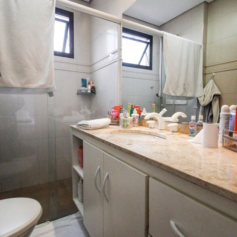 Apartamento à venda com 221m², 4 quartos e 4 vagas Apartamento à venda com 221m², 4 quartos e 4 vagasBanheiro da Suíte