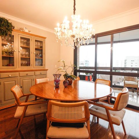Apartamento à venda com 221m², 4 quartos e 4 vagas Apartamento à venda com 221m², 4 quartos e 4 vagasSala de jantar