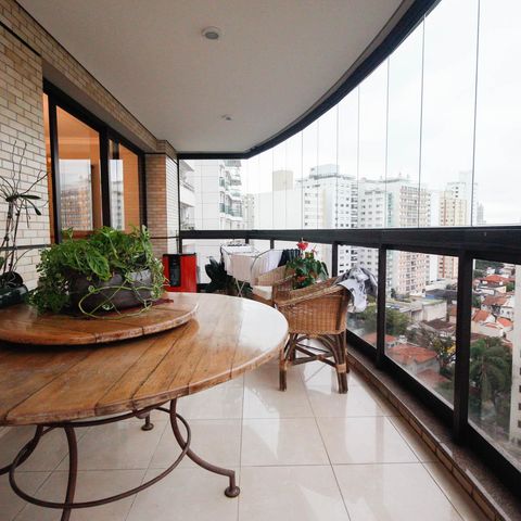 Apartamento à venda com 221m², 4 quartos e 4 vagas Apartamento à venda com 221m², 4 quartos e 4 vagasVaranda