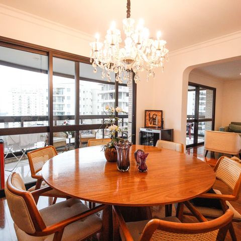 Apartamento à venda com 221m², 4 quartos e 4 vagas Apartamento à venda com 221m², 4 quartos e 4 vagasSala de jantar