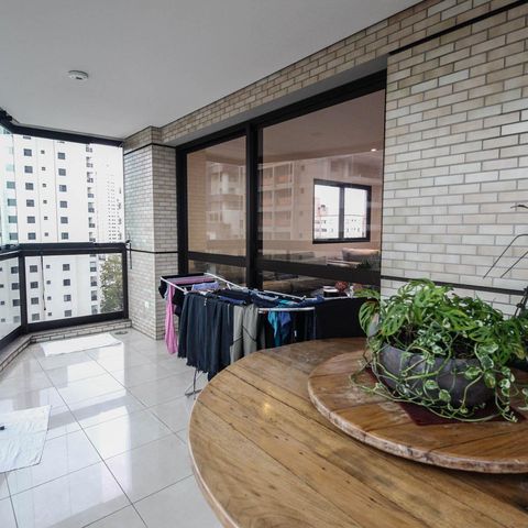 Apartamento à venda com 221m², 4 quartos e 4 vagas Apartamento à venda com 221m², 4 quartos e 4 vagasVaranda