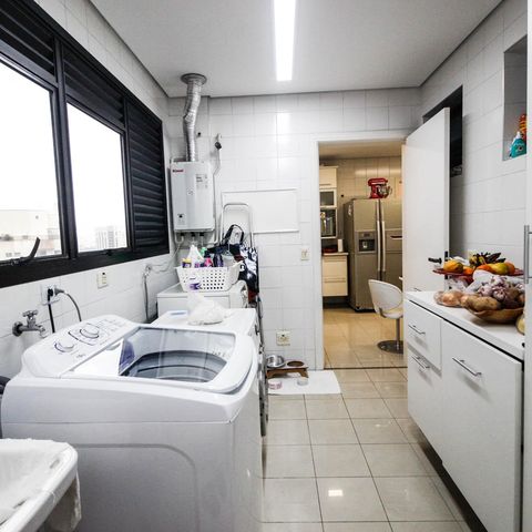 Apartamento à venda com 221m², 4 quartos e 4 vagas Apartamento à venda com 221m², 4 quartos e 4 vagasÁrea de Serviço