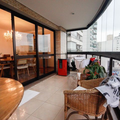Apartamento à venda com 221m², 4 quartos e 4 vagas Apartamento à venda com 221m², 4 quartos e 4 vagasVaranda