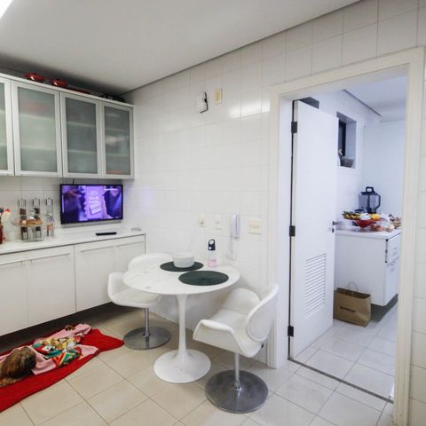 Apartamento à venda com 221m², 4 quartos e 4 vagas Apartamento à venda com 221m², 4 quartos e 4 vagasCozinha