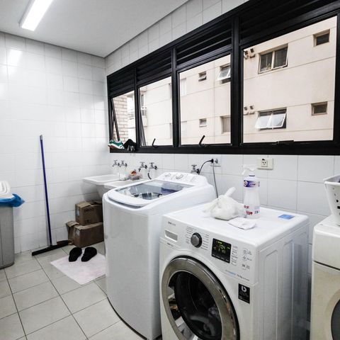 Apartamento à venda com 221m², 4 quartos e 4 vagas Apartamento à venda com 221m², 4 quartos e 4 vagasÁrea de Serviço