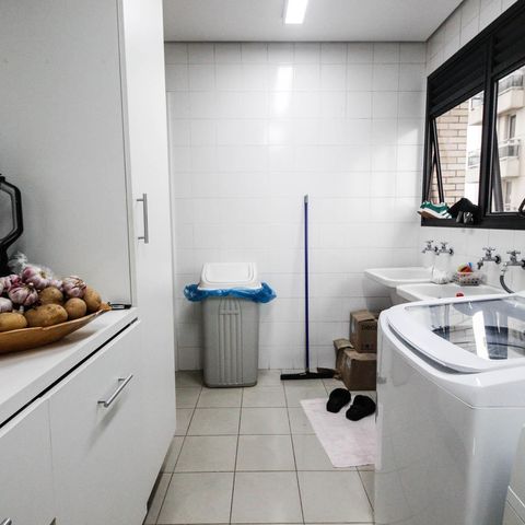 Apartamento à venda com 221m², 4 quartos e 4 vagas Apartamento à venda com 221m², 4 quartos e 4 vagasÁrea de Serviço