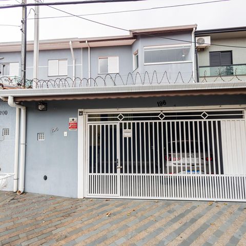 Casa à venda com 75m², 2 quartos e 2 vagas Casa à venda com 75m², 2 quartos e 2 vagasFachada