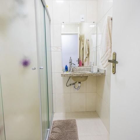 Casa à venda com 75m², 2 quartos e 2 vagas Casa à venda com 75m², 2 quartos e 2 vagasBanheiro