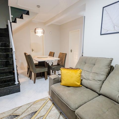 Casa à venda com 75m², 2 quartos e 2 vagas Casa à venda com 75m², 2 quartos e 2 vagasSala