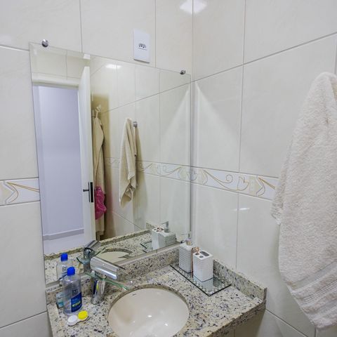 Casa à venda com 75m², 2 quartos e 2 vagas Casa à venda com 75m², 2 quartos e 2 vagasBanheiro